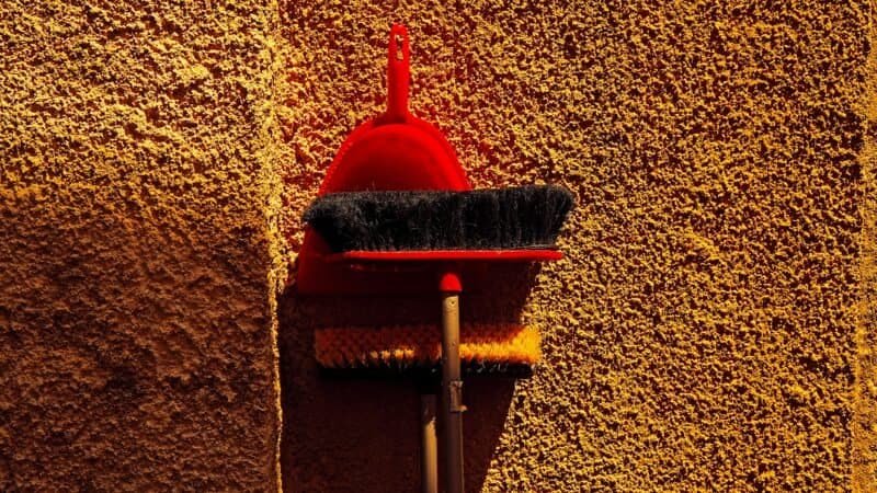 Best Brooms and Dustpans in 2026: Bristles Matched to Your Floors and Pans With a Clean Lip