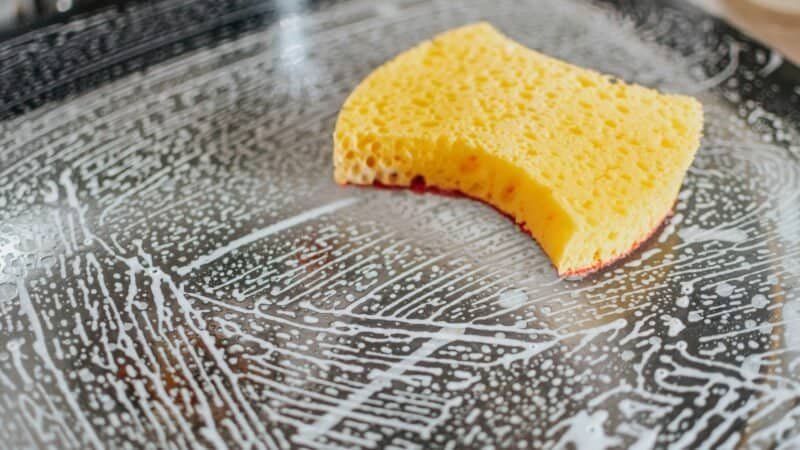 Best Dish Sponges and Dish Brushes in 2026: Abrasives Matched to the Surface and Handles That Dry Out